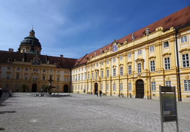 Ich gehe eine Runde im Stiftshof.