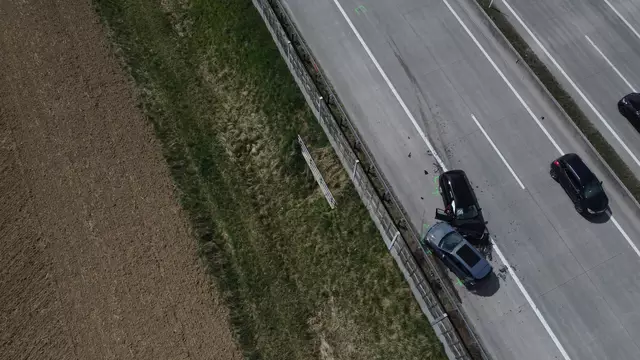 Zwei Fahrzeuge wurden bei einem Crash auf der A1 Westautobahn bei Eberstalzell schwer beschädigt. | Foto: laumat.at