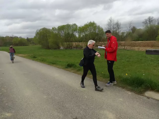 Karl Meitz erreicht das Ziel und gibt die Messdaten bekannt. 