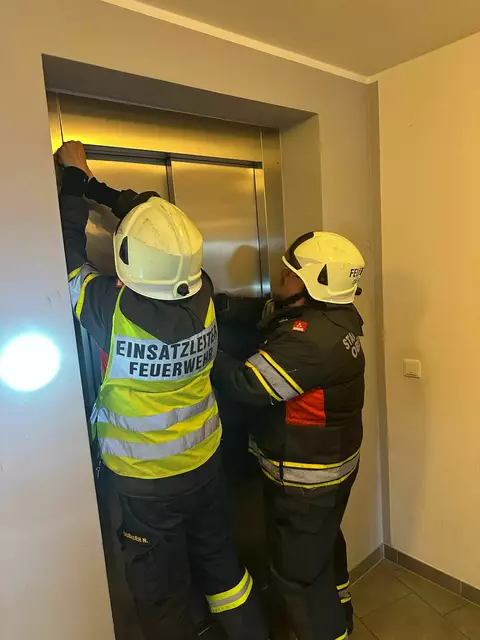 Die Stadtfeuerwehr Oberwart öffnete einen steckengebliebenen Lift. | Foto: Stadtfeuerwehr Oberwart