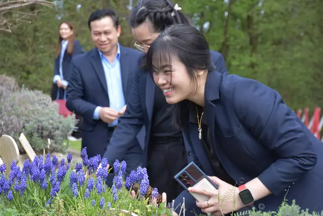 Eine hochkarätige Delegation mit Spitzen-Medizinern aus Thailand - Mahidol University Bangkok - interessierte sich für das Curhaus Bad Kreuzen. Besuch im Kräutergarten. | Foto: Robert Zinterhof