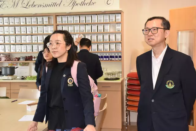 Eine hochkarätige Delegation mit Spitzen-Medizinern aus Thailand - Mahidol University Bangkok - interessierte sich für das Curhaus Bad Kreuzen.  | Foto: Robert Zinterhof