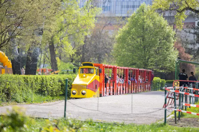 Die Donauparkbahn hat drei Stationen, die Fahrzeit beträgt etwa 20 Minuten. | Foto: René Brunhölzl/MeinBezirk