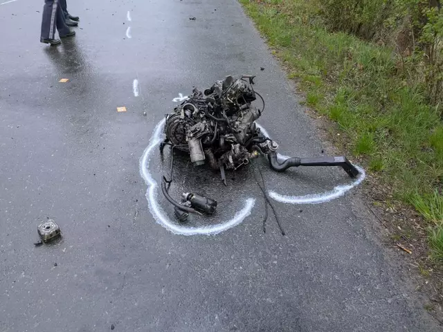 Ein Teil des Motors des Motorsv wurde beim Crash herausgerissen. | Foto: Stadtfeuerwehr Oberwart