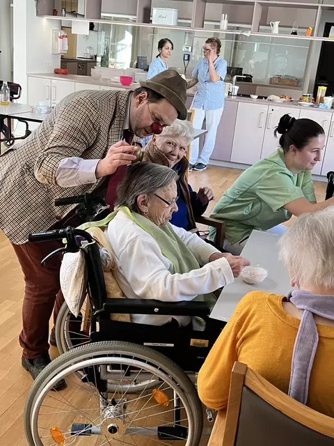 Auch dem Heim Santa Katharina konnte Clown Dr. Paul Pümpel ein paar Lächeln schenken. | Foto: Heim Santa Katharina