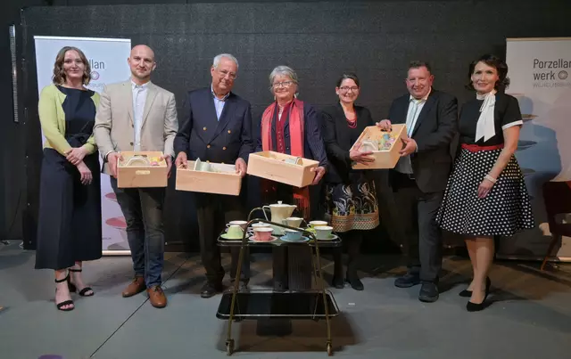 Annabel Kail, Peter Reitzner, Investoren-Ehepaar Ernst Lemberger und Irmgard Lettner, Anja Grebe (Donau-Uni), Manfred Schönleitner und Moderatorin Sandra Gruberbauer | Foto: textART