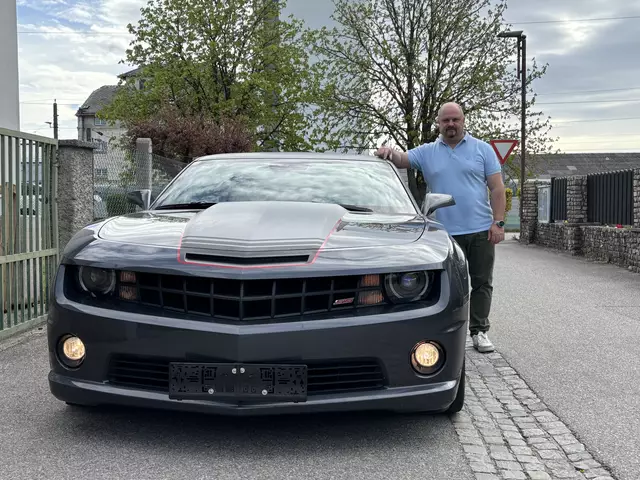 Erich Hauptmann mit seinem Chevrolet Camaro Super Sport, der aus dem Baujahr 2009 stammt und 435 PS hat.  | Foto: Müller