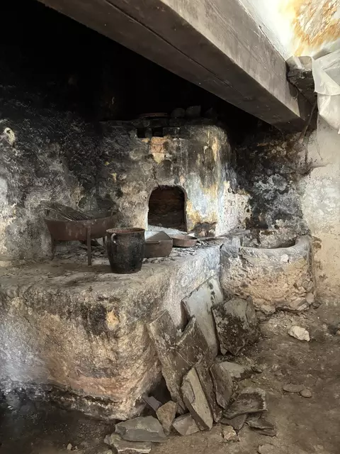 Erst im Jahr 1965 zog die letzte Bewohnerin aus dem Fort Kniepass aus. Sie lebte ohne Strom und fließendem Wasser. | Foto: Sarah Braun