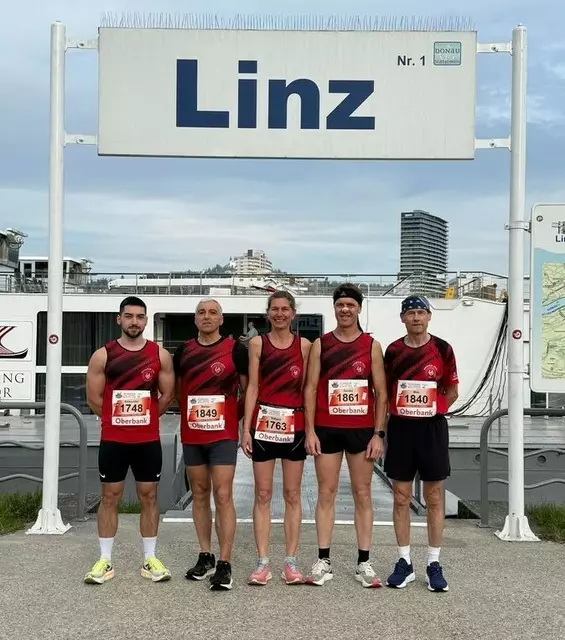 Die Athleten der LAG Ried beim Linz-Marathon: Alexander Gritsch, Stefan Schober, Rafaela Hubauer, Gerald Stockinger und Max Schachl.
  | Foto: LAG Ried