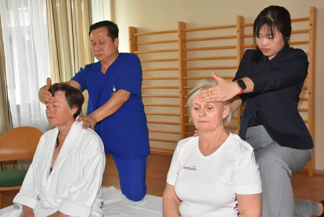 Eine hochkarätige Delegation mit Spitzen-Medizinern aus Thailand - Mahidol University Bangkok - interessierte sich für das Curhaus Bad Kreuzen und präsentierten auch ihre Traditionelle Thailändische Medizin.  | Foto: Robert Zinterhof