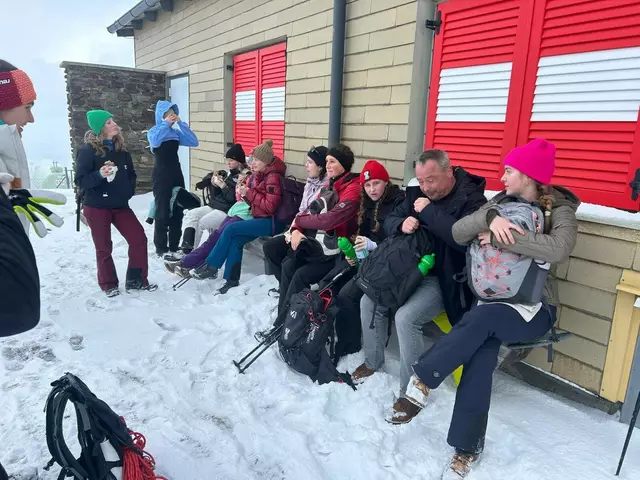 Das österreichische Landhockey-Damenteam beim Team-Building-Wochenende auf der Rabl-Kreuz-Hütte am Fuße des Hochwechsels – eine Auszeit für mentale Stärke und gemeinsamen Teamgeist. | Foto: @Christian Wallisch
