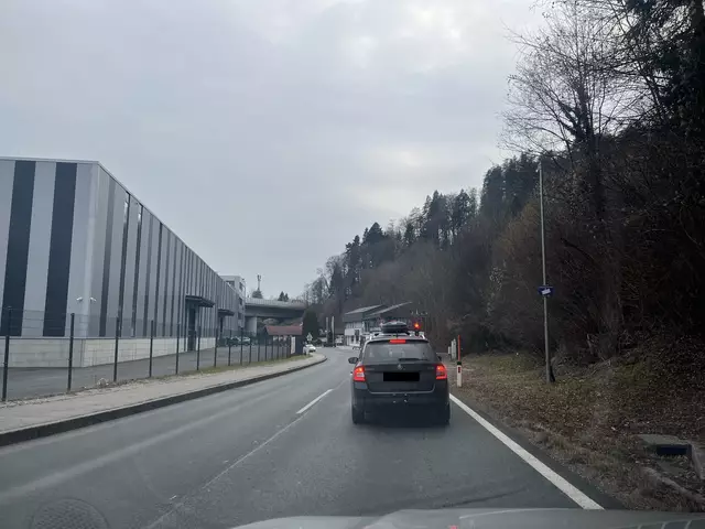 Auch die Dosierampeln werden im Sommer im Bezirk Kufstein wieder rot und grün leuchten, wie hier bei der Einfahrt von Kiefersfelden in Richtung Kufstein.  | Foto: Barbara Fluckinger