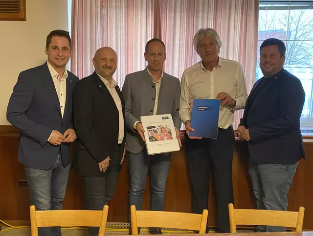 v.l.: Generalsekretär des Bundes ÖAAB und Nationalratsabgeordnete Lukas Brandweiner, NÖAAB-Bezirksobmann Reinhard Poppinger, Helmut Krendl, Robert Reuberger und ÖVP-Bezirkspartei-Geschäftsführer Markus Pollack. | Foto: NÖAAB Schweiggers