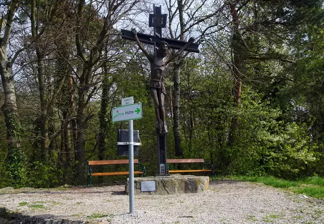 Beim Gipfelkreuz mit dem gekreuzigten Christus auf der Thallinger Höhe