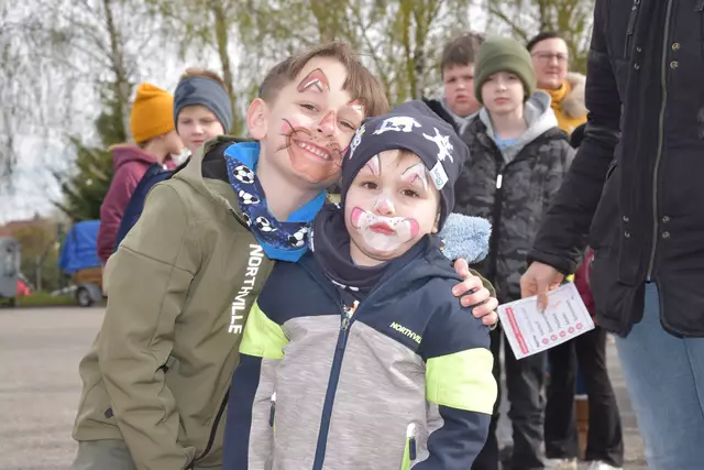 Die Brüder Fabian und Tristan waren wahnsinnig erfolgreich beim Dosenschießen und konnten ihre Preise kaum erwarten. | Foto: Michaela Müller