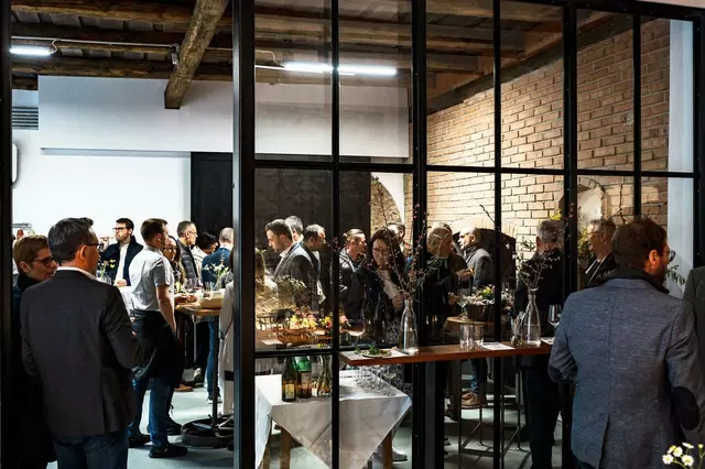 Die Vinothek war bei der Eröffnung reichlich belebt.  | Foto: Marlies Riepl