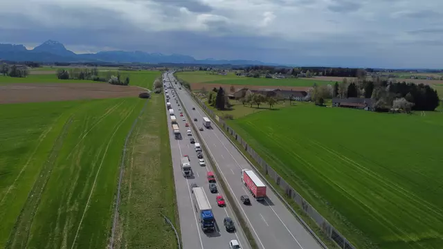 Zwei Fahrzeuge wurden bei einem Crash auf der A1 Westautobahn bei Eberstalzell schwer beschädigt. | Foto: laumat.at