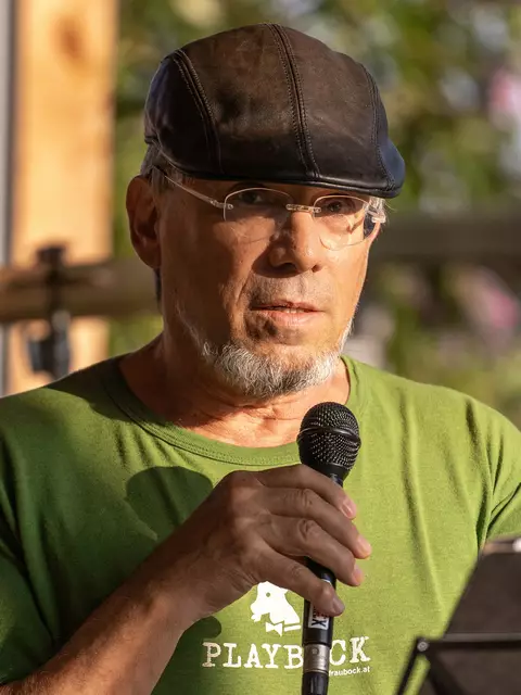 Hans Breuer singt in seinem Solo-Programm alte und neue Widerstandslieder  | Foto: Georg Cizek-Graf