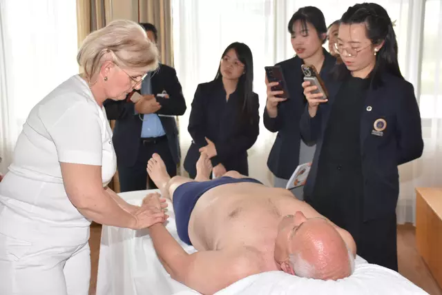 Eine hochkarätige Delegation mit Spitzen-Medizinern aus Thailand - Mahidol University Bangkok - interessierte sich für das Curhaus Bad Kreuzen. Massage mit Ulrike Hausleitner.  | Foto: Robert Zinterhof