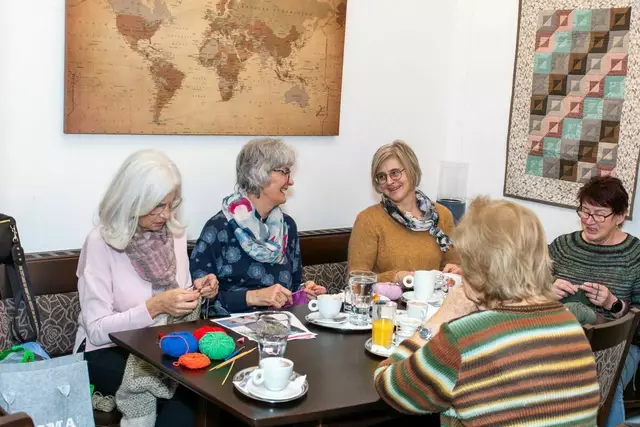 Freizeit-Vergnügen für Seniorinnen im Bezirk Scheibbs: "Stricktreff" im Hofcafé in Wolfpassing | Foto: Florian Auer/fotoschnappschuss.com