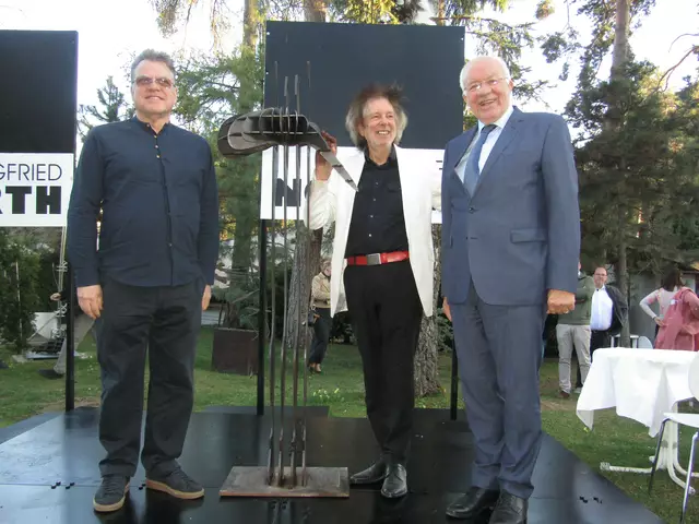 v.l.n.r.: Prof. Michael Nogler, Prof. Siegfried Parth und Ehrengast Altlandeshauptmann Dr. Dr. Herwig van Staa stolz mit einer neuen Skulptur von Parth im Mittelpunkt.   | Foto: Tatschl