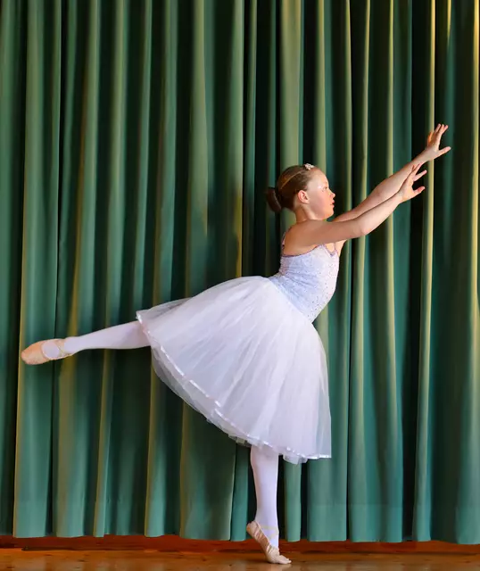 In einem kreativen Mix aus Performance, professionellem Fotoshooting und filmischer Begleitung präsentierten die Tänzerinnen ihre aktuellen Choreografien in wunderschönen Kostümen und Tutus.  | Foto: Joydance
