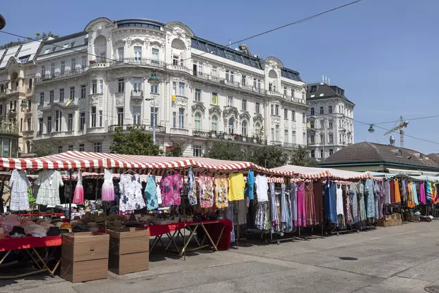 Am vergangenen Samstag konnte das Marktamt bei einer Routinekontrolle am Naschmarkt bei einem Flohmarkt einen NS-Dolch sowie ein Informationsschild für SS-Soldaten finden. (Archiv) | Foto: Weingartner-Foto / picturedesk.com