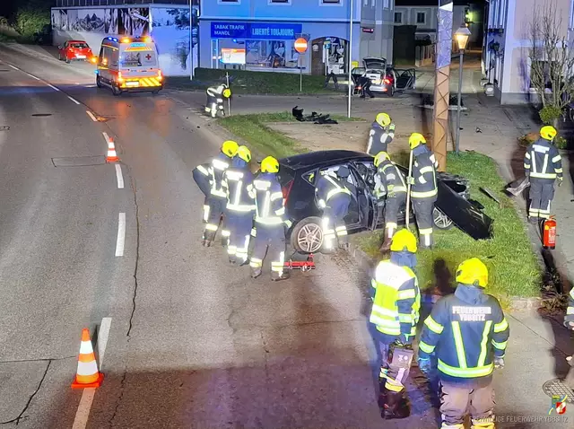 Ein Lenker verlor im Ortsgebiet von Ybbsitz die Herrschaft über sein Fahrzeug und kam ins Schleudern. | Foto: Bfkdo Amstetten