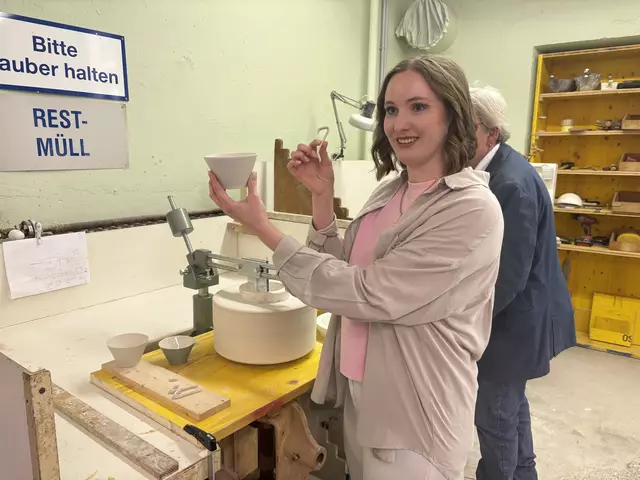 Kail zeigt, es braucht feinste Handarbeit für die Daisy-Tasse | Foto: Lauren Seywald / MeinBezirk