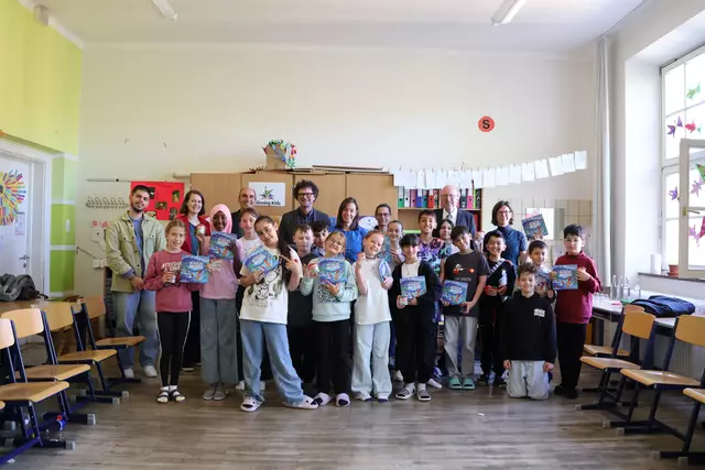 Die vierte Klasse der Volksschule Pradl Leitgeb 2 hat ihr Abschlussprojekt der IKB präsentiert. Mit dabei waren Vorstandsvorsitzender Helmuth Müller (hinten rechts), Vorstandsmitglied Thomas Pühringer (hinten Mitte), Geschäftsbereichsleiter Wasser, Robert Gschleiner (hinten Mitte links), und Marketingmitarbeiterin Clara Maier (hinten links).  | Foto: IKB