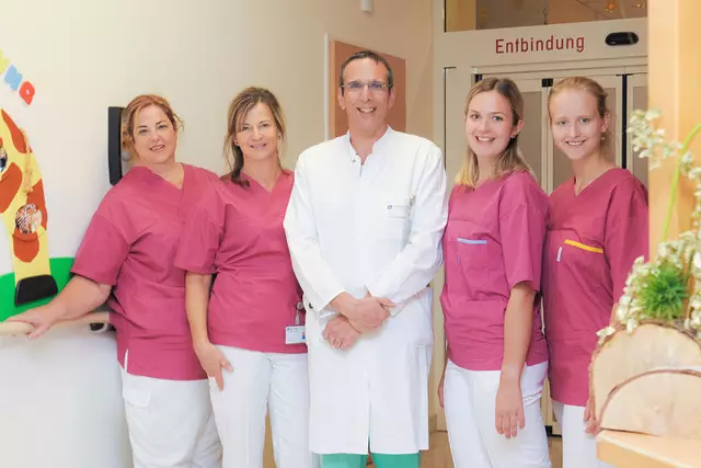 DKKP Christina Senk, Leitende Hebamme Bettina Steindorfer, Primar Freydun Ronaghi, Hebamme Bettina Maria Steinwender und Studentin Julia Suanjak | Foto: HF Pictures Heike Fuchs