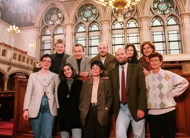 Gemeinderatswahlen im Jahr 1996: (Hintere Reihe,v.l.n.r.) Friedrun Huemer, Peter Pilz, Günter Kenese, Eva Glawischnig und Alessandra Kunz (Vordere Reihe, v.l.n.r.) Jutta Sander, Maria Vassilakou, Susanne Jerusalem, Christoph Chorherr und Hannelore Weber (alle Grüne) | Foto: DIE GRUENEN / APA / picturedesk.com