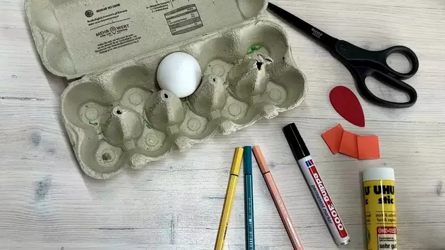 Für deine süße Henne mit Osterei benötigst du einen Eierkarton, oranges und rotes Bastelpapier oder Schaumgummi, eine Bastelschere und einen Bastelkleber, einen schwarzen und einen gelben Filzstift sowie ein hart gekochtes Ei. | Foto: MeinBezirk Salzburg/nvp/ckz