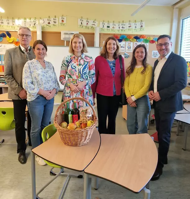 Besuch in Tarsdorf (v. l.): Bundesrat Ferdinand Tiefnig, Volksschuldirektorin Martina Eberharter, Landeshauptmann-Stv. Christine Haberlander, Bürgermeisterin Andrea Holzner, Anna Sommerauer und LAbg. Klaus Mühlbacher.
 | Foto: OÖVP Bezirk Braunau