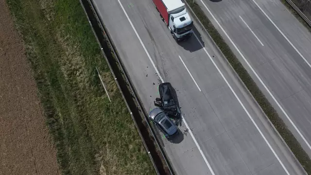 Zwei Fahrzeuge wurden bei einem Crash auf der A1 Westautobahn bei Eberstalzell schwer beschädigt. | Foto: laumat.at