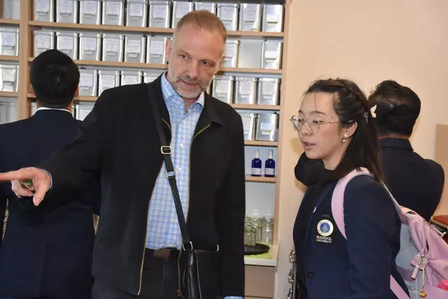 Eine hochkarätige Delegation mit Spitzen-Medizinern aus Thailand - Mahidol University Bangkok - interessierte sich für das Curhaus Bad Kreuzen. Links Dr. Karl Steinmetz. | Foto: Robert Zinterhof