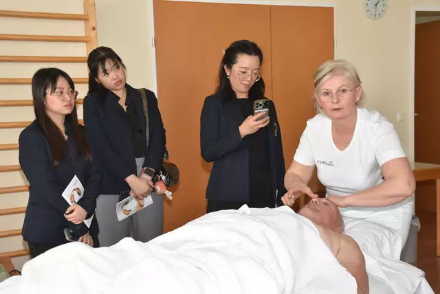 Eine hochkarätige Delegation mit Spitzen-Medizinern aus Thailand - Mahidol University Bangkok - interessierte sich für das Curhaus Bad Kreuzen.  | Foto: Robert Zinterhof