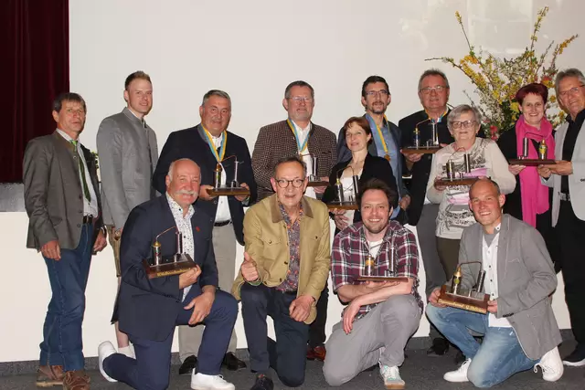 stehend von links: Manfred Waltner, Dir Stefan Amon, Johann Andert, Christian Urban, Martina u. Jürgen Kramer, Johannes Rupprecht, Maria Florreither, Sandra u. Manfred Zeindler
Vorne von links: Stefan Gruber, Obmann Johannes Roch, Bernhard Skribany, Markus Kleedorfer  | Foto: Obstbauverein Hollabrunn/Roch