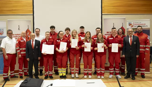 Dienstführender Gerhard Justl, Bezirksrettungskommandant Andreas Hattinger, Bezirksstellenleiter Dr. Gerhard Obermair (1-3 v.l.), Ortsstellenleiter Markus Mann, Bezirksgeschäftsleiter Christian Dobler-Strehle (rechts) gratulierten den beförderten Mitarbeiter:innen der Ortsstelle Obernberg. | Foto: RK Obernberg