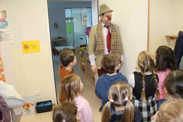 Die Kinder freuten sich sehr über den Besuch. | Foto: Kindergarten Pfunds