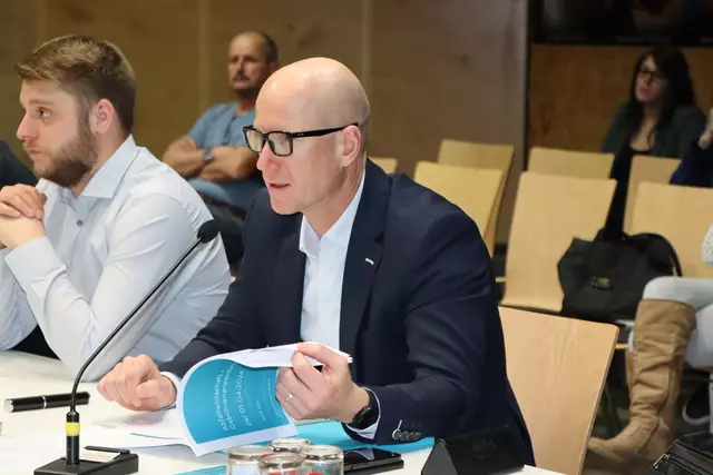 Klaus Kandler, Geschäftsführer der Stadtwerke Wörgl, berichtete bei der jüngsten Gemeinderatssitzung von dem Vorhaben für das Wave-Areal. | Foto: Nimpf