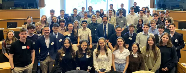 Der niederösterreichische Europaabgeordnete Lukas Mandl (2. Reihe, 6. von li.) hat kurz vor Ostern eine große Delegation von Schülervertreterinnen und Schülervertretern aus Niederösterreich im Europaparlament empfangen. | Foto: Büro Lukas Mandl