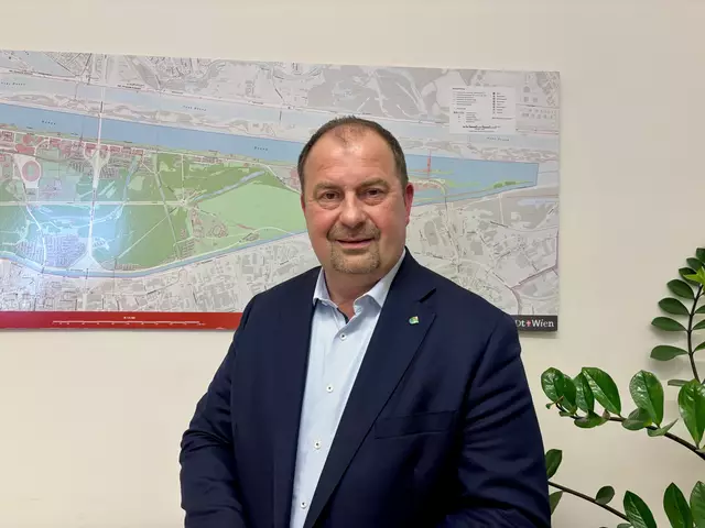 Alexander Nikolai ist bei der Bezirksvertretungswahl in der Leopoldstadt der Spitzenkandidat der SPÖ. Er spricht mit MeinBezirk über seine Vorhaben für den 2. Bezirk. | Foto: Marlene Graupner/MeinBezirk