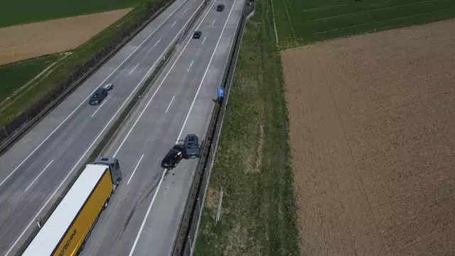 Zwei Fahrzeuge wurden bei einem Crash auf der A1 Westautobahn bei Eberstalzell schwer beschädigt. | Foto: laumat.at