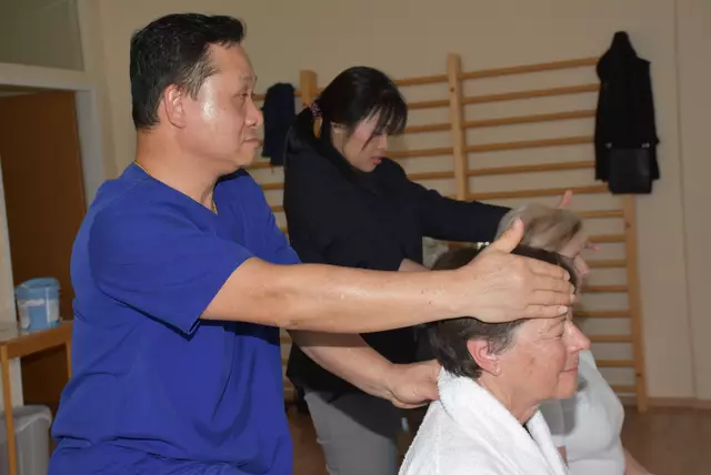 Eine hochkarätige Delegation mit Spitzen-Medizinern aus Thailand - Mahidol University Bangkok - interessierte sich für das Curhaus Bad Kreuzen und präsentierten auch ihre Traditionelle Thailändische Medizin.  | Foto: Robert Zinterhof