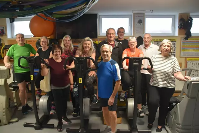 "Oldies" in Bewegung in Purgstall an der Erlauf: Der 84-jährige Fitnesstrainer Walter Mittendorfer (5.v.r.) mit seinen "Schützlingen" | Foto: Roland Mayr/MeinBezirk Scheibbs