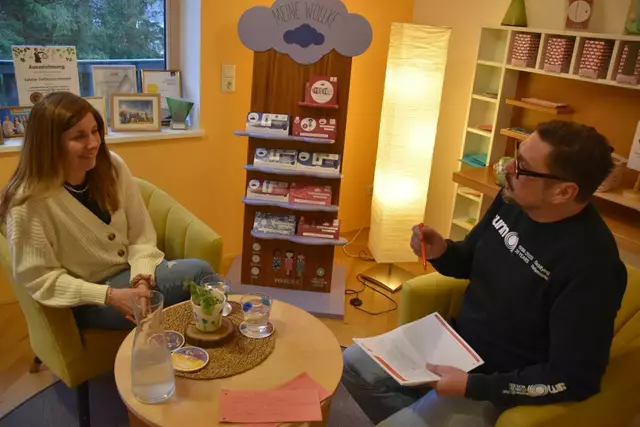 Tabuthema "Sex im Alter": Sexualberaterin Sabine Fallmann-Hauser aus Lunz am See gibt Redakteur Roland Mayr im Interview Auskunft. | Foto: Renate Schöbella