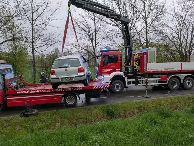 Ein zweiter Pkw kam durch herumfliegende Teile zu Schaden und musste geborgen werden. | Foto: Stadtfeuerwehr Oberwart