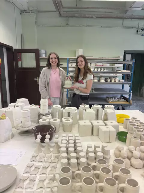 Die Keramik-Künstlerinnen: Annabel Kail und Chiara Samstag | Foto: Lauren Seywald / MeinBezirk