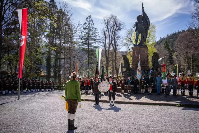 Angetretene Formationen vor dem Andres-Hofer-Denkmal am Bergisel. | Foto: BTSK